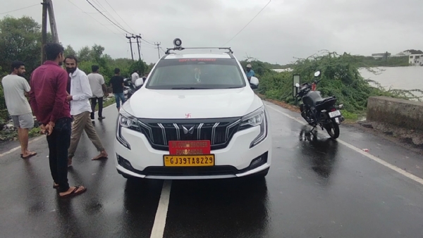 બોખીરા વિસ્તારમાં વરસાદી પાણીના નિકાલ માટે રસ્તો તોડયો.