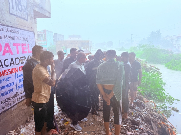 ભારે વરસાદની આગાહી સંદર્ભે પોરબંદર શહેરના વિવિધ વિસ્તારોની મુલાકાત લેતા જિલ્લા કલેક્ટર.
