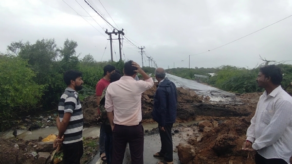 બોખીરા વિસ્તારમાં વરસાદી પાણીના નિકાલ માટે રસ્તો તોડયો.