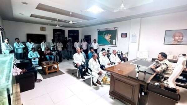 ખીજદળ ગામના લોકોએ પોરબંદર પોલીસનું અભિવાદન કર્યું.