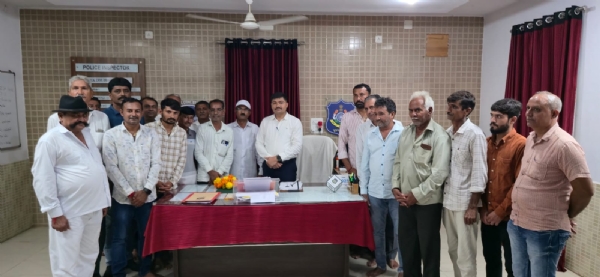 ખીજદળ ગામના લોકોએ પોરબંદર પોલીસનું અભિવાદન કર્યું.