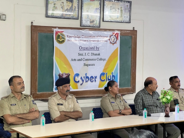 બગસરા પોલીસે ધાણક કૉલેજ ખાતે સાઇબર ક્રાઇમ અને ટ્રાફિક અવેરનેસ કાર્યક્રમ યોજ્યો