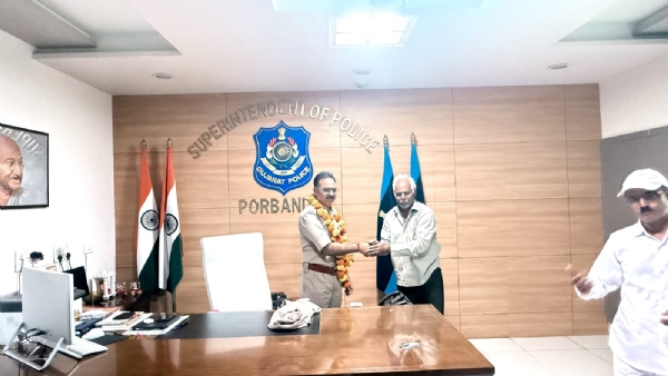 ખીજદળ ગામના લોકોએ પોરબંદર પોલીસનું અભિવાદન કર્યું.