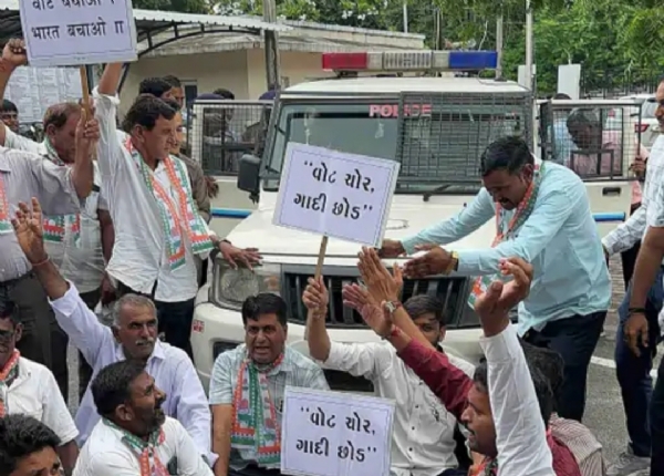પાટણમા કોંગ્રેસ દ્વારા વોટ ચોરી મુદ્દે કલેક્ટર કચેરી ખાતે વિરોધ પ્રદર્શન