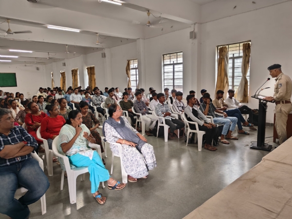 અમરેલી જિલ્લા ટ્રાફિક શાખા દ્વારા કમાણી સાયન્સ એન્ડ પ્રતાપરાય આર્ટસ કોલેજ ખાતે ટ્રાફિક જાગૃતિ કાર્યક્રમ યોજાયો