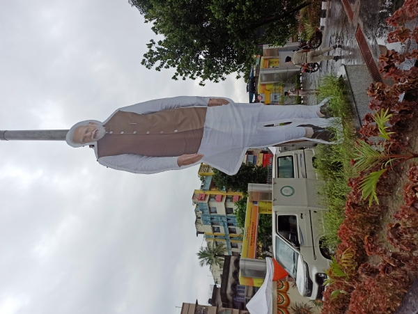 કોલકતા માં વિવિધ સ્થળોએ મોદીના વિશાળ કટઆઉટ લગાવવામાં આવ્યા