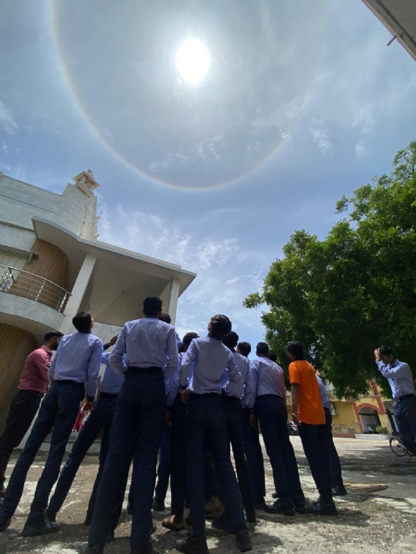પોરબંદરમાં સૂર્ય આસપાસ મેઘધનુષ દેખાયું.