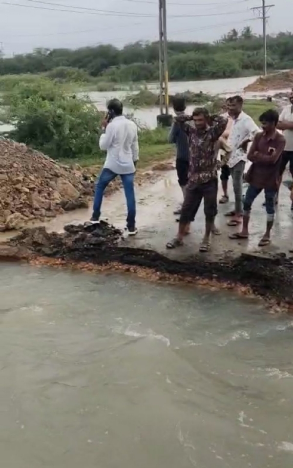 કાંટેલાથી રીણાવાડ તરફ જતા રસ્તાને વચ્ચેથી તોડી નાંખતા લોકોમાં રોષ.