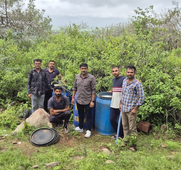બરડા ડુંગરમાં ચાલતી દારૂની ભઠ્ઠી પર રાણાવાવ પોલીસ ત્રાટકી.
