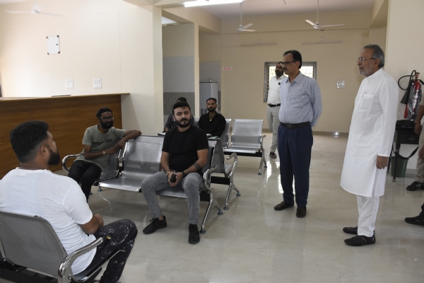 ધારાસભ્ય અર્જુન મોઢવાડીયા અને જિલ્લા કલેકટરએ નવનિર્મિત સબરજીસ્ટાર કચેરીની મુલાકાત કરી.