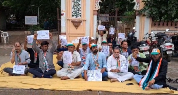 વોટ ચોરી મુદ્દે પોરબંદર કોંગ્રેશ દ્વારા ધરણા.