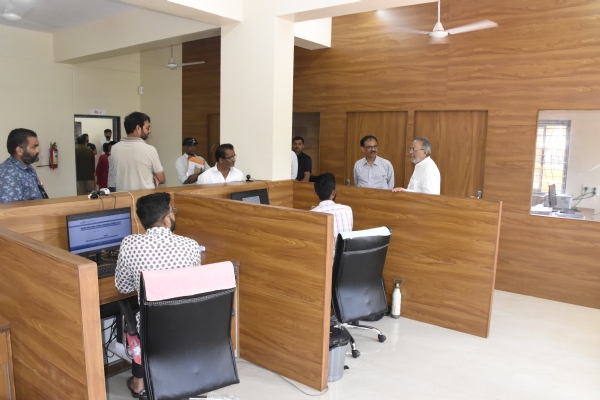 ધારાસભ્ય અર્જુન મોઢવાડીયા અને જિલ્લા કલેકટરએ નવનિર્મિત સબરજીસ્ટાર કચેરીની મુલાકાત કરી.