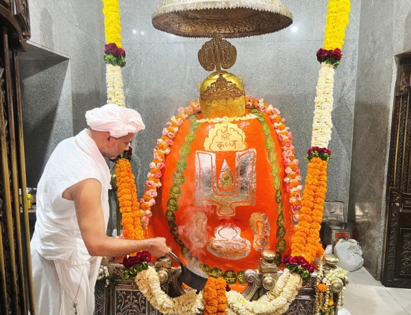 ગુમાનદેવ મંદિરે શનિ અમાસે ભક્તોની દાદાના દર્શન માટે ભારે ભીડ લાગી હતી