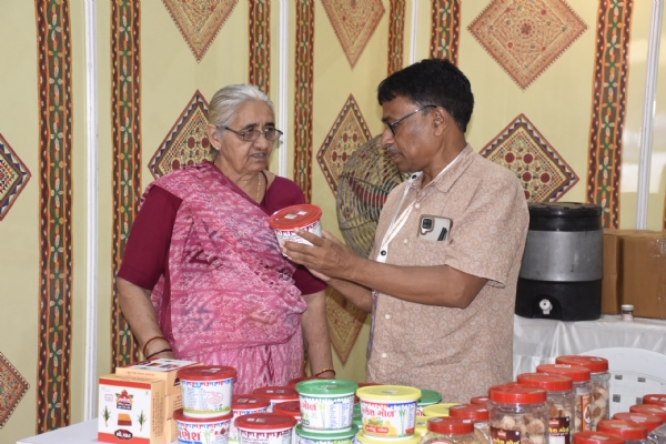 કેમિકલ વિનાના પ્રાકૃતિક ગોળનું ઉત્પાદન : મહિલા શક્તિકરણનું જીવતું ઉદાહરણ.