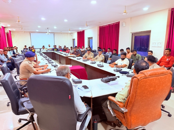જિલ્લા કલેક્ટરના અધ્યક્ષ સ્થાને  ગણેશોત્સવ ઉજવણી અંતર્ગત આયોજકો સાથે બેઠક યોજાઈ.