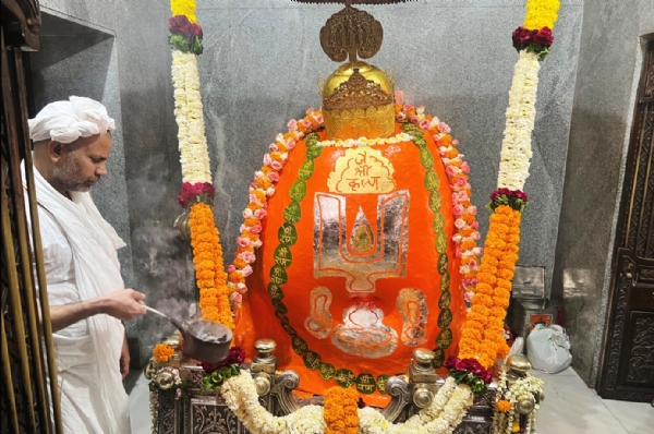 ગુમાનદેવ મંદિરે શનિ અમાસે ભક્તોની દાદાના દર્શન માટે ભારે ભીડ લાગી હતી