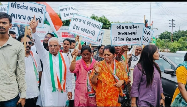 ભુજમાં કોંગ્રેસ દ્વારા ધરણા