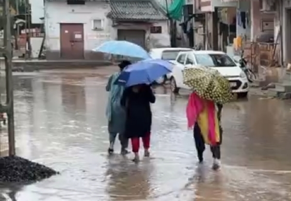 પાટણમાં રવિવારે વહેલી સવારથી ધીમી ધારે વરસાદ શરૂ .