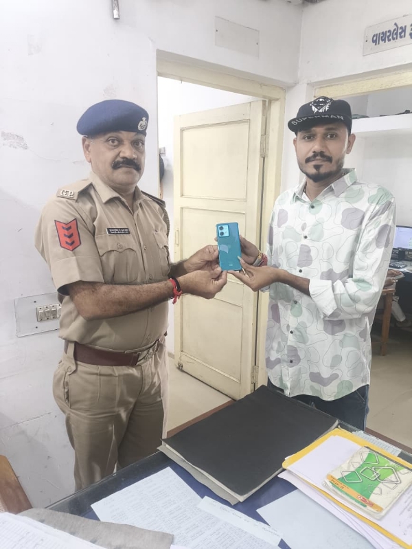 પોરબંદર પોલીસે રાજેસ્થાનના યુવાનનો મોબાઈલ શોધી પરત કર્યો.