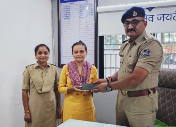 વાલિયા પોલીસે ગુમ થયેલ 7 મોબાઈલ અને 1 મોટરસાયકલ પરત કર્યા