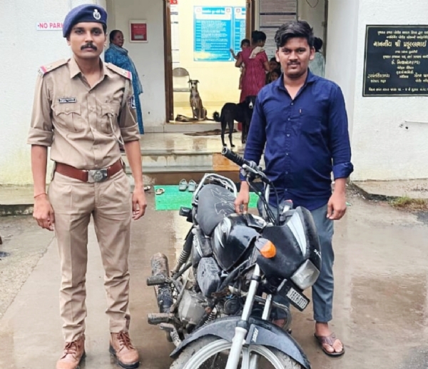 વાલિયા પોલીસે ગુમ થયેલ 7 મોબાઈલ અને 1 મોટરસાયકલ પરત કર્યા