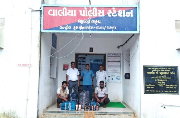 ચંદેરીયાથી બે રીક્ષા ચાલકાઓને વિદેશી દારૂ સાથે ઝડપી પાડ્યા