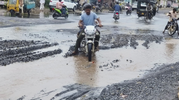 પોરબંદરના બોખીરા વિસ્તારમાં વરસાદી પાણીનો કારણે વાહનચાલકોને ભારે હાલાકી.
