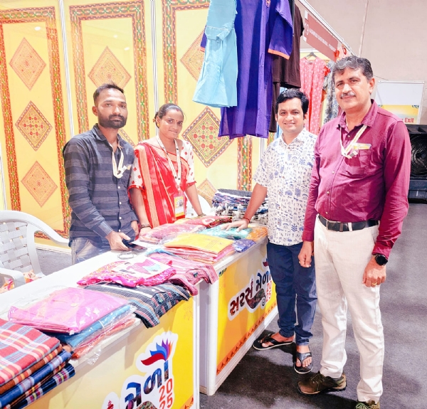 પોરબંદરના પ્રાદેશિક સરસ મેળામાં બોટાદના સખી મંડળે બે લાખનું વેચાણ કર્યું.