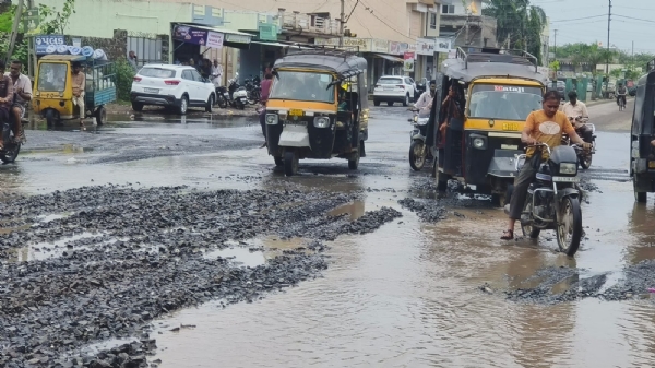 પોરબંદરના બોખીરા વિસ્તારમાં વરસાદી પાણીનો કારણે વાહનચાલકોને ભારે હાલાકી.