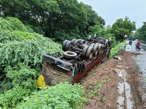 મહારાષ્ટ્ર પાર્સીંગની ટ્રક વટારીયા વણાંક ઉપર મારી પલ્ટી