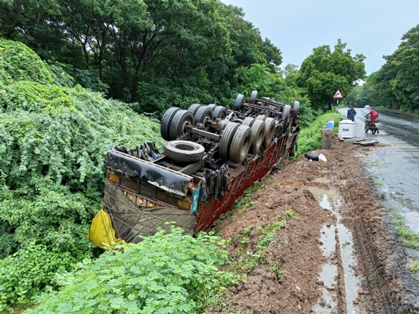 મહારાષ્ટ્ર પાર્સીંગની ટ્રક વટારીયા વણાંક ઉપર મારી પલ્ટી