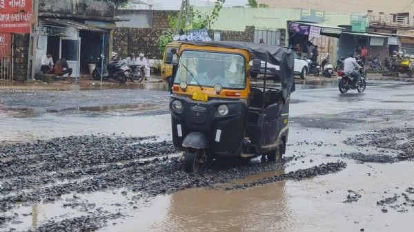પોરબંદરના બોખીરા વિસ્તારમાં વરસાદી પાણીનો કારણે વાહનચાલકોને ભારે હાલાકી.