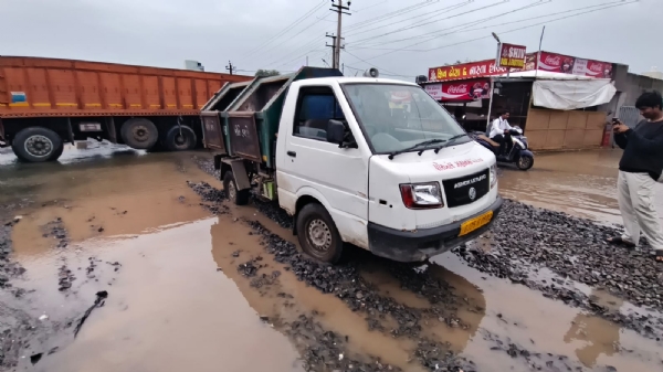 પોરબંદરના બોખીરા વિસ્તારમાં વરસાદી પાણીનો કારણે વાહનચાલકોને ભારે હાલાકી.