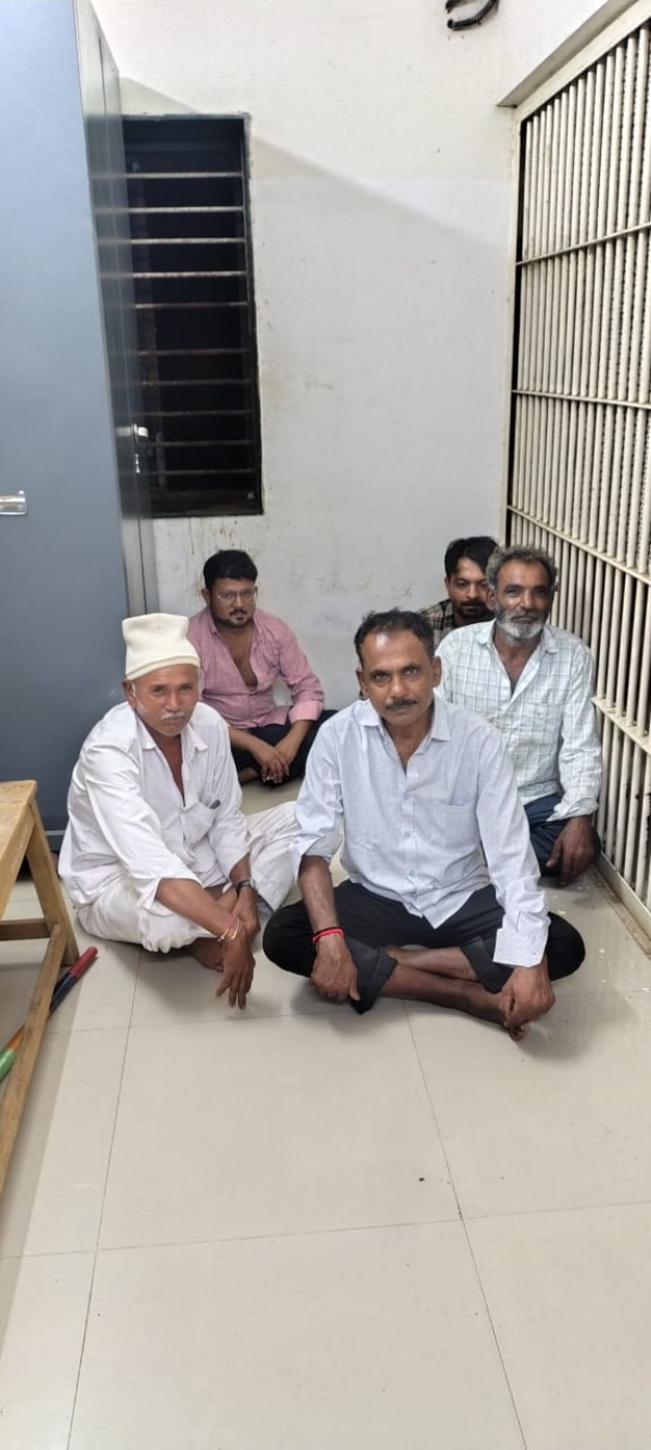 ઈશ્વરીયા ગામે જુગાર રમી રહેલા 5 શખ્સો ઝડપાયા.