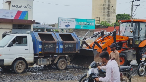 પોરબંદરના બોખીરા વિસ્તારમાં વરસાદી પાણીનો કારણે વાહનચાલકોને ભારે હાલાકી.