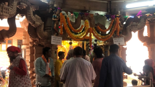 મહેસાણા શહેરના સિદ્ધિ વિનાયક મંદિરમાં જમણી સૂંઢવાળા ગણપતિને ગાર્ડ ઓફ ઓનરની 104 વર્ષની પરંપરા