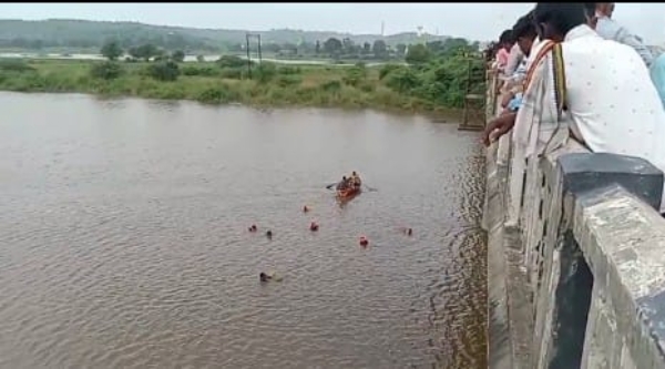 Malpur: A couple attempted suicide by jumping into the Vatrak river with their child near Malpur, the husband died, the wife and child are under treatment.