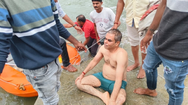 પોરબંદરમાં વૃદ્ધ પાણીમાં તણાતાં ફાયરબ્રિગેડની ટીમે રેસ્ક્યુ કરી જીવ બચાવ્યો.
