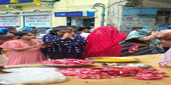 પોરબંદરમાં માણેકચોક ના તાકમા માત્ર એક જ દિવસ ગણેશઉત્સવ મનાવવાના આવે છે.