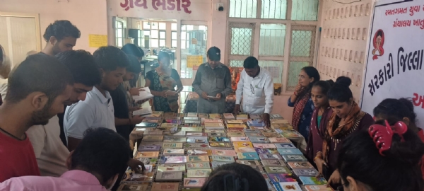 મહેસાણા જિલ્લા પુસ્તકાલય ખાતે ઝવેરચંદ મેઘાણી જન્મજયંતિ નિમિત્તે પુસ્તક પ્રદર્શન