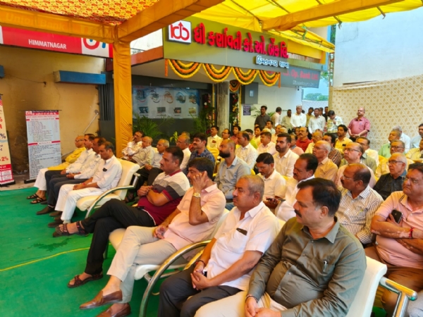 હિંમતનગરમાં ધી કણૉવતી કો.ઓ. બેંક લિ. ની નવમી શાખાનું ઉદ્ઘાટન : ગ્રીન એમ્બેસેડર જીતુભાઈએ હરિયાળું ભવિષ્ય આપવાનો સંકલ્પ લેવડાવ્યો