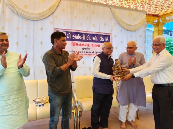 હિંમતનગરમાં ધી કણૉવતી કો.ઓ. બેંક લિ. ની નવમી શાખાનું ઉદ્ઘાટન : ગ્રીન એમ્બેસેડર જીતુભાઈએ હરિયાળું ભવિષ્ય આપવાનો સંકલ્પ લેવડાવ્યો
