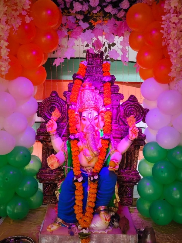 પોરબંદરમાં કમલાબાગ કા રાજા ના દર્શન કરવા ભક્તોની ભીડ.