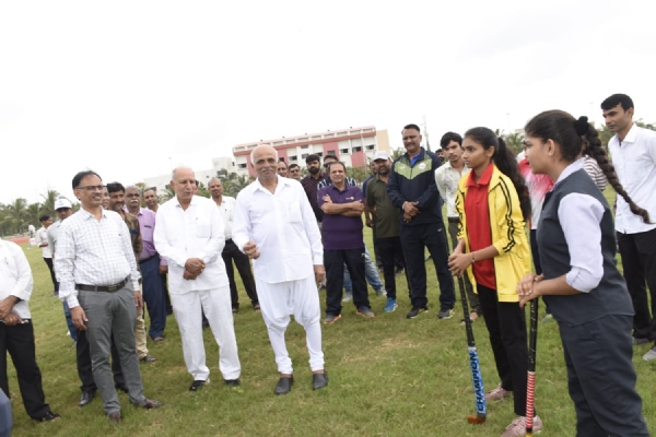 પોરબંદર જિલ્લા કલેક્ટરએ સરદાર પટેલ રમતગમત સંકુલની આધુનિક સુવિધાઓનું નિરીક્ષણ કર્યું.
