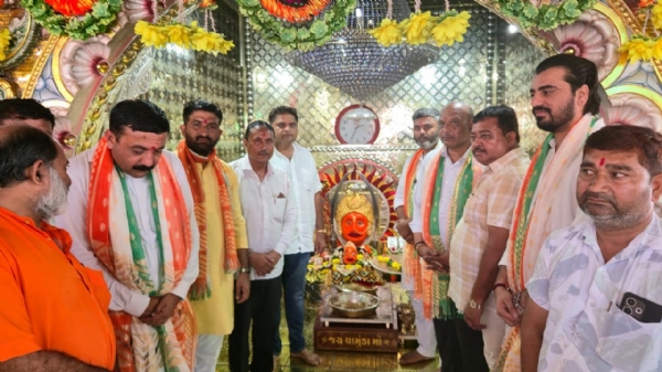 ધારાસભ્ય ભરત સુતરિયા દ્વારા મહુવા તાલુકાના ઊંચા કોટડા ખાતે શ્રી ચામુંડા માતાજીના દર્શન : પ્રદેશવાસીઓની સુખ-સમૃદ્ધિ માટે પ્રાર્થના