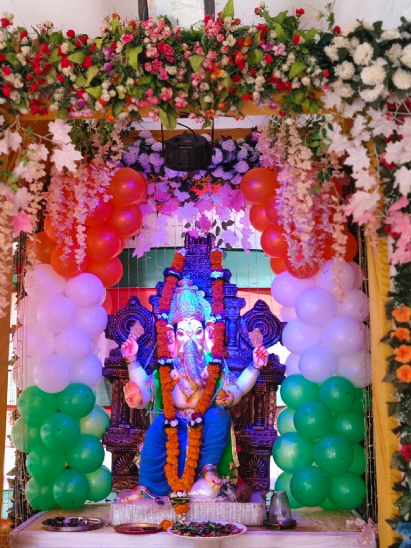 પોરબંદરમાં કમલાબાગ કા રાજા ના દર્શન કરવા ભક્તોની ભીડ.