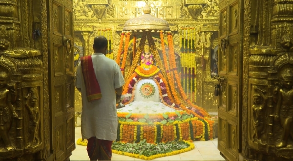 મહાદેવને વિશેષ ભસ્મ દર્શન શ્રૃંગાર કરવામાં આવ્યો હતો.