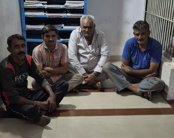 રાણાવાવની પાઉં સિમ માં જુગાર રમી રહેલ 4 શખ્સો ઝડપાયા.