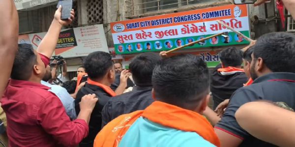 સુરતમાં ભાજપ કાર્યકરો દ્વારા, કોંગ્રેસ કચેરી પર લગાવેલા બેનર ફાડાયા, બંને પક્ષના કાર્યકરો આમને–સામને