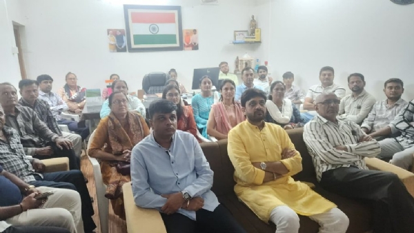 અમરેલી જીલ્લા સહકારી સંઘ ખાતે પ્રધાનમંત્રી નરેન્દ્ર મોદીજીના “મન કી બાત”ના ૧૨૫મા એપિસોડનું જીવંત પ્રસારણ નિહાળતા યુવાઓ અને સહકારી અગ્રણીઓએ મેળવી પ્રેરણા